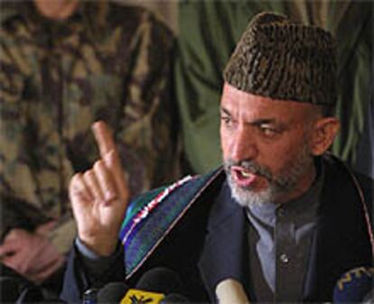 El presidente afgano, Hamid Karzai, ayer en su toma de posesión.
El presidente afgano, Hamid Karzai, en su toma de posesión, enfatiza sus palabras con el dedo índice. PRIMER PLANO - ESCENA