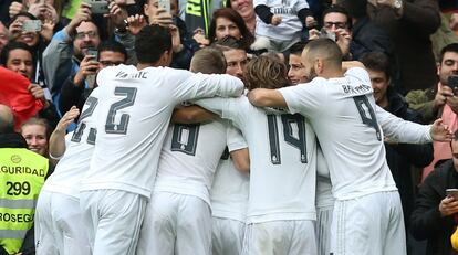 Los jugadores del Madrid celebran el primer gol ante el Athletic. 