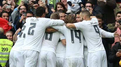 Los jugadores del Madrid celebran el primer gol ante el Athletic.