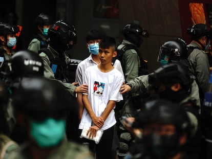 La policía antidisturbios detiene a un joven manifestante este miércoles en Hong Kong.