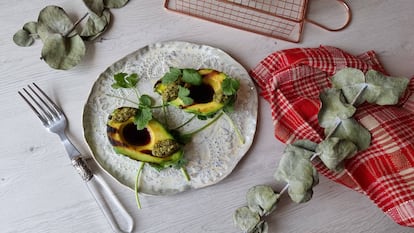 Tan fácil como cortar el aguacate en dos, quitar el hueso, pelarlo y al calor