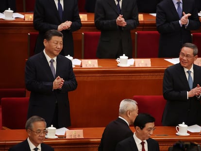 El presidente chino, Xi Jinping, (en el centro a la izquierda) junto al primer ministro, Li Qiang (centro, derecha) durante la sesión inaugural de la Conferencia Consultiva, en el Gran Salón del Pueblo de Pekín, este lunes.
