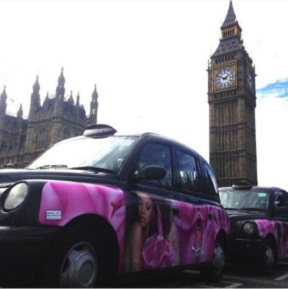 Coches promocionando en Londres el perfume de la cantante, 'RiRi'.