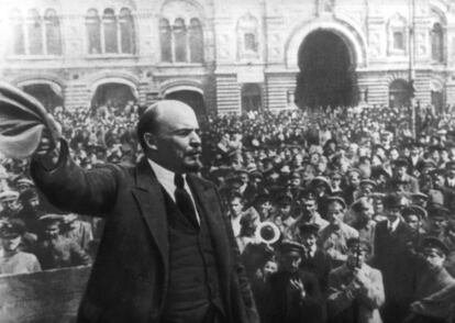 Lenin se dirige a una multitud durante la revolución rusa de octubre de 1917.