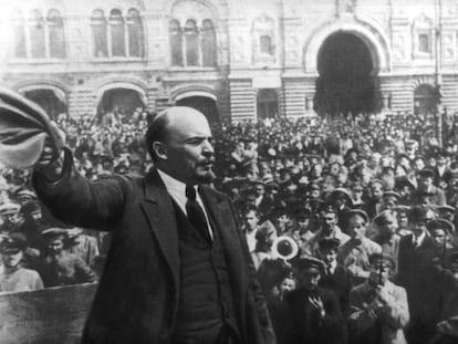 Lenin se dirige a una multitud durante la revolución rusa de octubre de 1917.