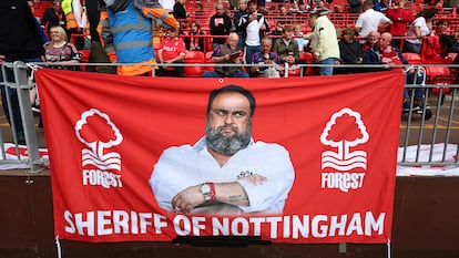 Los hinchas del Forest exhiben una pancarta dedicada a Evangelos Marinakis, en Anfield, durante un partido de Premier.