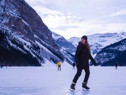 Patinaje sobre hielo en lago Louise, dentro del parque nacional de Banff, en la provincia canadiense de Alberta.