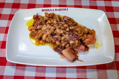 Plat de mongetes amb calamars de la Bodega Bartolí del barri de Sants.