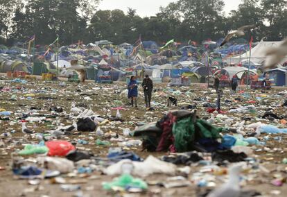 Los asistentes al festival de Glastonbury (Inglaterra) vuelven a casa tras cinco días de música. Comienzan ahora las labores de limpieza en Worthy Farm (Glastonbury).