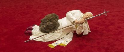 Juan Pablo II por Cattelan.