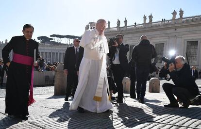 Francisco llega el martes a la plaza de San Pedro del Vaticano para la audiencia semanal.