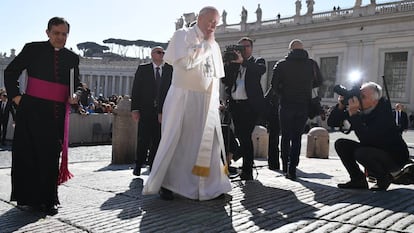 Francisco llega el martes a la plaza de San Pedro del Vaticano para la audiencia semanal.