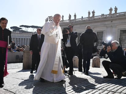 Francisco llega el martes a la plaza de San Pedro del Vaticano para la audiencia semanal.