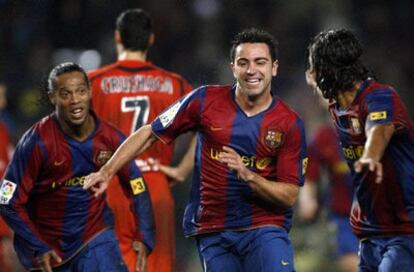 Ronaldinho, Xavi y Giovani celebran el gol del Barcelona