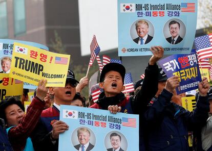 Activistas pro-Trump sujetan pancartas cerca de la Asamble Nacional de Seúl donde Donald Trump iba a realizar su discurso, el 8 de noviembre de 2017.