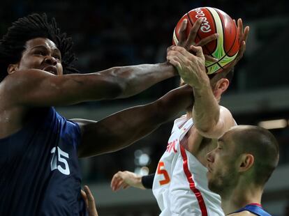 El jugador de la selección española de baloncesto, Rudy Fernandez (d), intenta que el jugador de la selección de Francia, Mickael Gelabale (i), no enceste el balón.