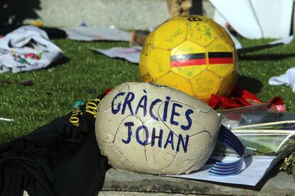 Objectes deixats a l'espai memorial Johan Cruyff.