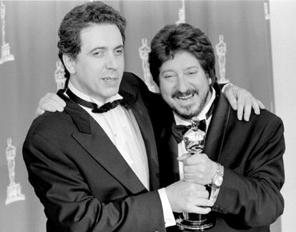 El director de cine Fernando Trueba junto al productor Andrés Gómez, la noche del 22 de marzo de 1994, con el Oscar a mejor película de habla no inglesa de la 66ª edición, conseguido por 'Belle Epoque', una película coral enmarcada en los días de la proclamación de la II República.