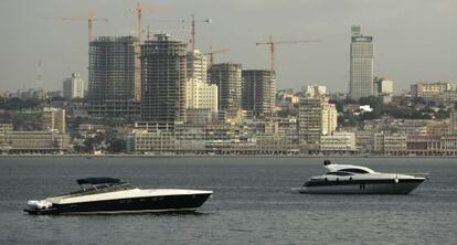 Motoras ante el puerto de Luanda (Angola), con varios edificios en construcci&oacute;n al fondo.