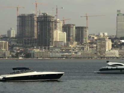 Motoras ante el puerto de Luanda (Angola), con varios edificios en construcci&oacute;n al fondo.