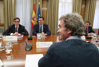 El entonces ministro de Sanidad, Salvador Illa, con Pedro Sánchez, y Fernando Simón (de espaldas), durante una reunión en Madrid el 9 de marzo de 2020.