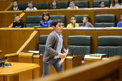 Dos escolares por cada centro han leído desde la tribuna los compromisos adquiridos en el programa 'Diputados por un día'.