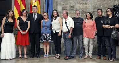 El presidente de la Generalitat, Ximo Puig, junto a la presidenta de la Asociaci&oacute;n de V&iacute;ctimas del Metro 3 de Julio, Beatriz Garrote, y miembros de la entidad y el Gobierno en el Palau de la Generalitat.