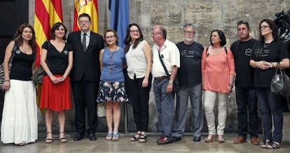 El presidente de la Generalitat, Ximo Puig, junto a la presidenta de la Asociación de Víctimas del Metro 3 de Julio, Beatriz Garrote, y miembros de la entidad y el Gobierno en el Palau de la Generalitat.