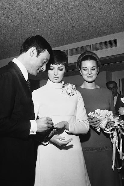 El día de su boda, en 1967, Sassoon le pone el anillo a la actriz Beverly Adams.