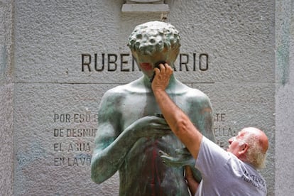 Monumento a Ruben Darío, en el Parque Forestal de Santiago de Chile.