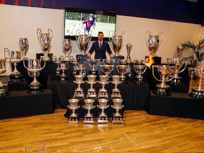 Messi posa con los 35 trofeos que ganó con el Barcelona.