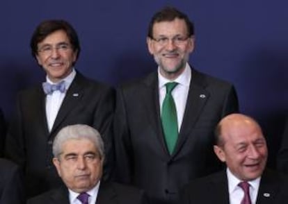 De izquierda a derecha (atrás), el primer ministro belga, Elio Di Rupo, y el primer ministro español, Mariano Rajoy. De izquierda a derecha (adelante), el presidente de Chipre, Demetris Christofias, y el presidente rumano, Traian Basescu,ayer en el marco de la cumbre del Consejo Europeo.