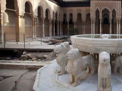 Patio de los Leones de la Alhambra. 