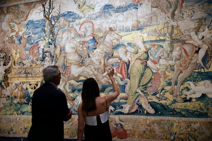 Vista de uno de los tapices que forman parte de la exposición de tapices 'Iconografía del mal. Los tapices de los pecados capitales', en la galería de las Colecciones Reales en Madrid.