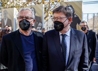 El alcalde de Valencia, Joan Ribo (izquierda) y el presidente de la Generalitat, Ximo Puig, este miércoles, en la inauguración de la exposición 'De València a los Goya'.