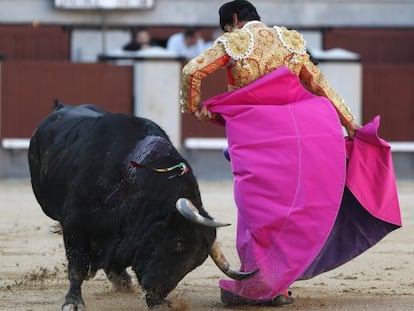 El diestro Luis Antonio Gaspar Paulita durante su primer toro.