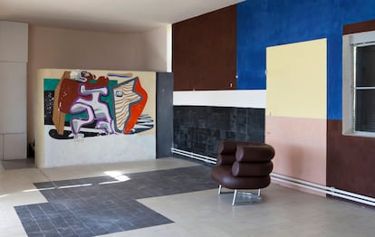 G05CYP Interior with Eileen Gray chair and Le Corbusier mural. Eileen Gray's house E-1027, Roquebrune-Cap-Martin, France. Architect: Eileen Gray, 1929.