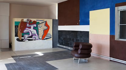Interior de la villa E-1027 diseñada por Eileen Gray con su sillón 'Bibendum' y mural de Le Corbusier.