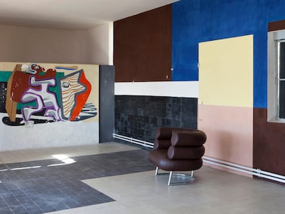 Interior de la villa E-1027 diseñada por Eileen Gray con su sillón 'Bibendum' y mural de Le Corbusier.