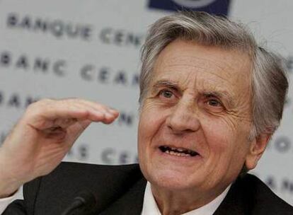 Jean-Claude Trichet anuncia en rueda de prensa la subida de tipos.