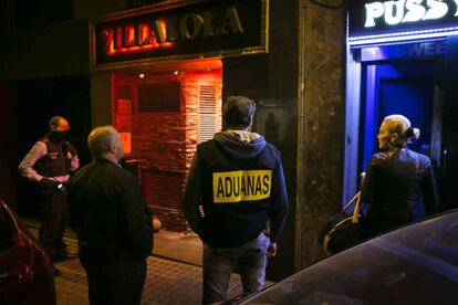 Agents de l'Agència Tributària i dels Mossos, aquest dijous, durant l'escorcoll.