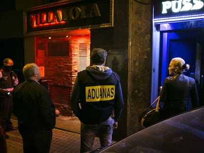 Agents de l&#039;Ag&egrave;ncia Tribut&agrave;ria i dels Mossos, aquest dijous, durant l&#039;escorcoll. 