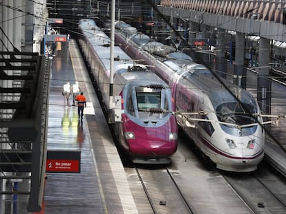 Dos trenes de alta velocidad de Renfe en la estación madrileña Puerta de Atocha.