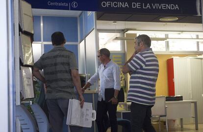Miembros de la Unidad Central Operativa (UCO) de la Guardia Civil durante el registro en el Ayuntamiento de Benicàssim.