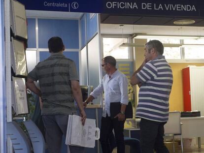 Miembros de la Unidad Central Operativa (UCO) de la Guardia Civil durante el registro en el Ayuntamiento de Benic&agrave;ssim.  