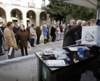 Campaña de recogida de bombillas de bajo consumo denominada "Desafío un millón de bombillas" puesta en marcha en Santander en 2007. EFE/Archivo