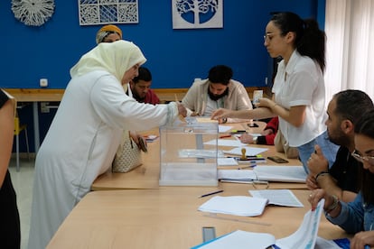 Una mujer ejerce su derecho al voto en las elecciones municipales y autonómicas de mayo de 2023. 