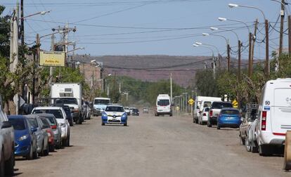 Calle de tierra en Añelo, el centro urbano del yacimiento de Vaca Muerta, en la provincia argentina de Neuquén.