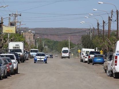 Calle de tierra en Añelo, el centro urbano del yacimiento de Vaca Muerta, en la provincia argentina de Neuquén.