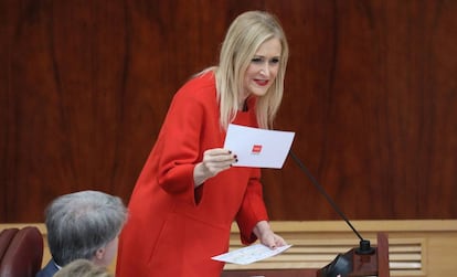 Cristina Cifuentes, hoy, durante el Pleno de la Asamblea de Madrid.